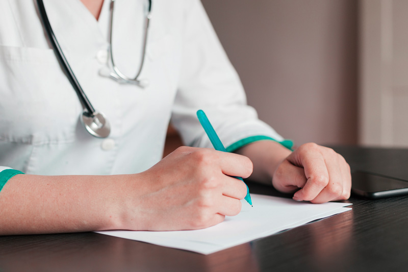 врач заполняет карточку больного булимией ребенка